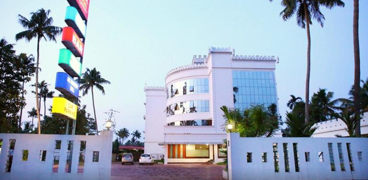 Ceasar Palace Hotel Athirappilly Exterior photo